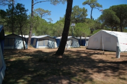 Aussenansicht vom Zelt-Camp 00330100 ZEBU-Dorf Frankreich für Gruppenfreizeiten