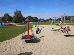 Bilder vom Spielplatz von der Gruppenunterkunft 03313081 Gruppenhaus DISTEL in Niederlande 4323 Ellemeet f&uuml;r Gruppenfreizeiten