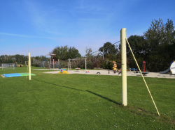 Bilder der Spielwiese vom Gruppenhaus 03313081 Gruppenhaus DISTEL in Niederlande 4323 Ellemeet f&uuml;r Konfifreizeiten