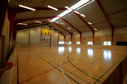 Bilder der Sporthalle vom Selbstversorgerhaus 03453000 ÅBÆK Efterskole in Dänemark 6200 Aabenraa für Gruppenreisen