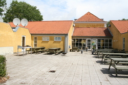Terrassenbilder vom Selbstversorgerhaus 03453003 BINDERNÆS Efterskole in Dänemark 4970 Roedby für Jugendfreizeiten