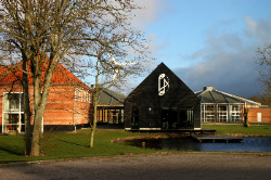Aussenansicht vom Gruppenhaus 03453093 Vostrup Efterskole in Dänemark 6880 TARM, VOSTRUP f&uuml;r Gruppenfreizeiten