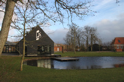 Aussenansicht vom Gruppenhaus 03453093 Vostrup Efterskole in Dänemark 6880 TARM, VOSTRUP f&uuml;r Gruppenfreizeiten