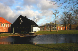 Aussenansicht vom Gruppenhaus 03453093 Vostrup Efterskole in Dänemark 6880 TARM, VOSTRUP f&uuml;r Gruppenfreizeiten