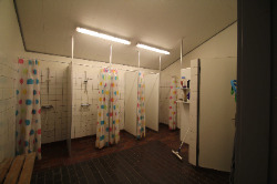 Sanit&auml;rbilder von der Gruppenunterkunft 03453093 Vostrup Efterskole in Dänemark 6880 TARM, VOSTRUP f&uuml;r Sommerfreizeiten