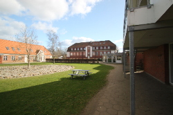 Terrassenbilder vom Selbstversorgerhaus 03453095 SKAMLING Efterskole in Dänemark 6093 Sjoelund für Jugendfreizeiten