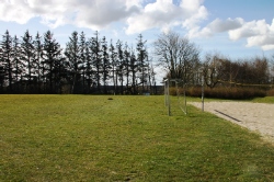 Bilder der Spielwiese vom Gruppenhaus 03453460 BJERGET EFTERSKOLE in Dänemark 7741 Froestrup f&uuml;r Konfifreizeiten