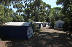 Aussenansicht vom Zelt-Camp 00390100 ZEBU-Dorf Le Marze in Italien I-58046 Marina di Grosseto für Gruppenfreizeiten