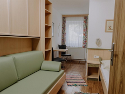 Schlafzimmerbilder vom Gruppenhaus 07437024 Gruppenhaus SONNEGG in Österreich A-5753 Saalbach-Hinterglemm f&uuml;r Gruppenfreizeiten