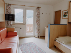 Schlafzimmerbilder vom Gruppenhaus 07437024 Gruppenhaus SONNEGG in Österreich A-5753 Saalbach-Hinterglemm f&uuml;r Gruppenfreizeiten