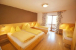 2. Schlafzimmer Gruppenhaus KARLINGERHOF