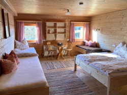 Schlafzimmerbilder vom Gruppenhaus 07437002 Gruppenhaus TUXERHOF in Österreich A-6215 Achenkirch f&uuml;r Gruppenfreizeiten