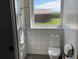 Sanit�rbilder von der Gruppenunterkunft 03453311 Gruppenhaus REMMERSTRANDLEJREN in Dänemark 7620 Lemvig f�r Sommerfreizeiten