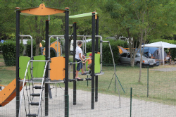 Bilder vom Spielplatz von der Gruppenunterkunft 00339101 ZEBU<sup>®</sup>-Dorf FRANKREICH ARDÈCHE  - M - in Frankreich 07150 Salvadas f&uuml;r Gruppenfreizeiten