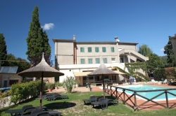 Aussenansicht vom Gruppenhaus 09399100 Gruppenhaus La Casa sul Lago in Italien I-06063 PG Torricella de Magione f&uuml;r Gruppenfreizeiten