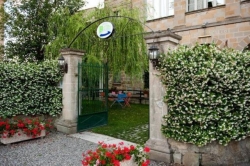 Aussenansicht vom Gruppenhaus 09399100 Gruppenhaus La Casa sul Lago in Italien I-06063 PG Torricella de Magione f&uuml;r Gruppenfreizeiten