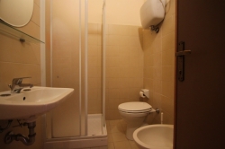 Sanit&auml;rbilder von der Gruppenunterkunft 09399100 Gruppenhaus La Casa sul Lago in Italien I-06063 PG Torricella de Magione f&uuml;r Sommerfreizeiten