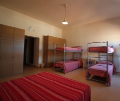 Schlafzimmerbilder vom Gruppenhaus 09399100 Gruppenhaus La Casa sul Lago in Italien I-06063 PG Torricella de Magione f&uuml;r Gruppenfreizeiten