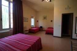 Schlafzimmerbilder vom Gruppenhaus 09399100 Gruppenhaus La Casa sul Lago in Italien I-06063 PG Torricella de Magione f&uuml;r Gruppenfreizeiten