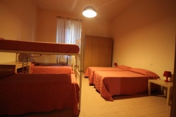 Schlafzimmerbilder vom Gruppenhaus 09399100 Gruppenhaus La Casa sul Lago in Italien I-06063 PG Torricella de Magione f&uuml;r Gruppenfreizeiten