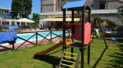 Bilder vom Spielplatz von der Gruppenunterkunft 09399100 Gruppenhaus La Casa sul Lago in Italien I-06063 PG Torricella de Magione f&uuml;r Gruppenfreizeiten