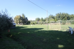 Bilder der Spielwiese vom Gruppenhaus 09399100 Gruppenhaus La Casa sul Lago in Italien I-06063 PG Torricella de Magione f&uuml;r Konfifreizeiten