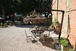 Terrassenbilder vom Selbstversorgerhaus 09399100 Gruppenhaus La Casa sul Lago in Italien I-06063 PG Torricella de Magione f&uuml;r Jugendfreizeiten