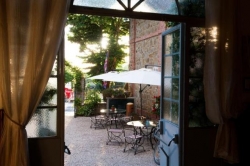 Terrassenbilder vom Selbstversorgerhaus 09399100 Gruppenhaus La Casa sul Lago in Italien I-06063 PG Torricella de Magione f&uuml;r Jugendfreizeiten